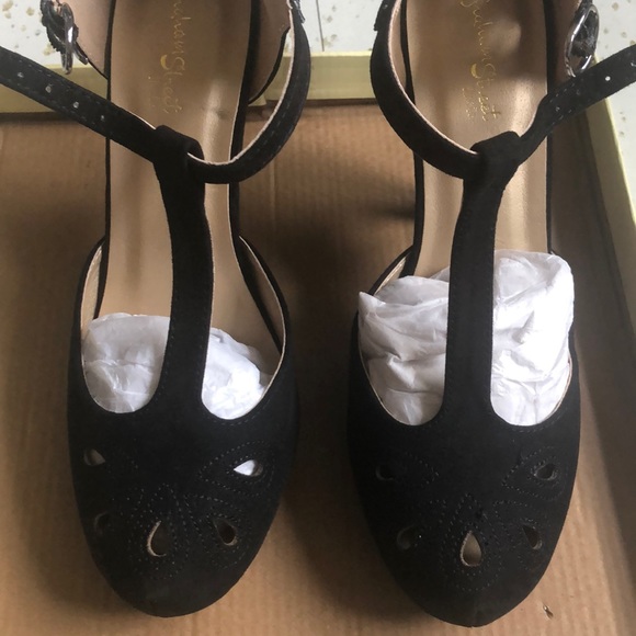 Black Closed Toe Pumps - Picture 6 of 7